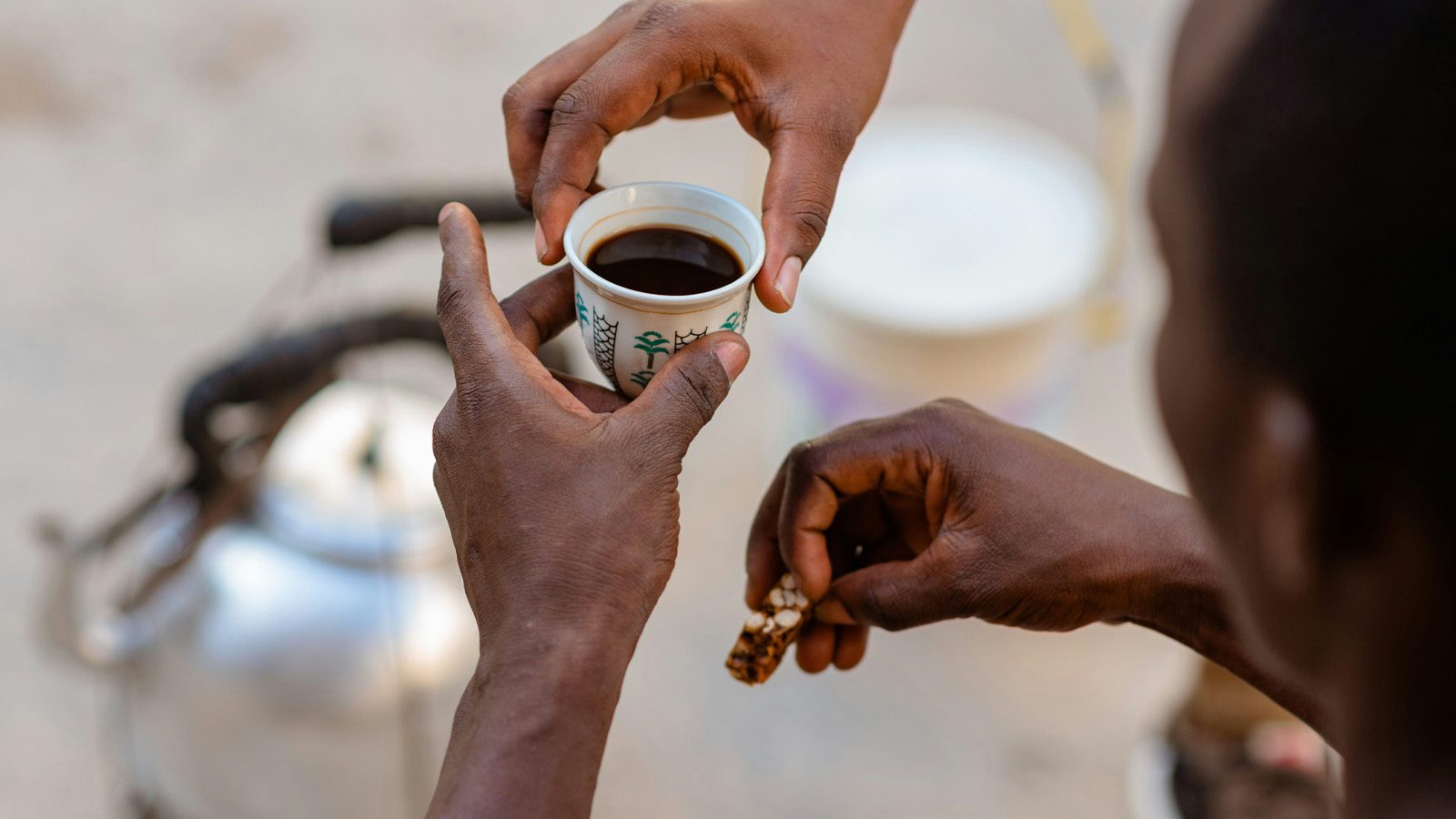Governo Lula controlou preço do arroz e alta do cafezinho tem relação com Trump 2 14-de-abril-dia-mundial-do-cafe-cafe-move-o-brasil-e-o-mundo-neste-14-de-abril-foto-ali-mkumbwa-unsplash-tvt-news