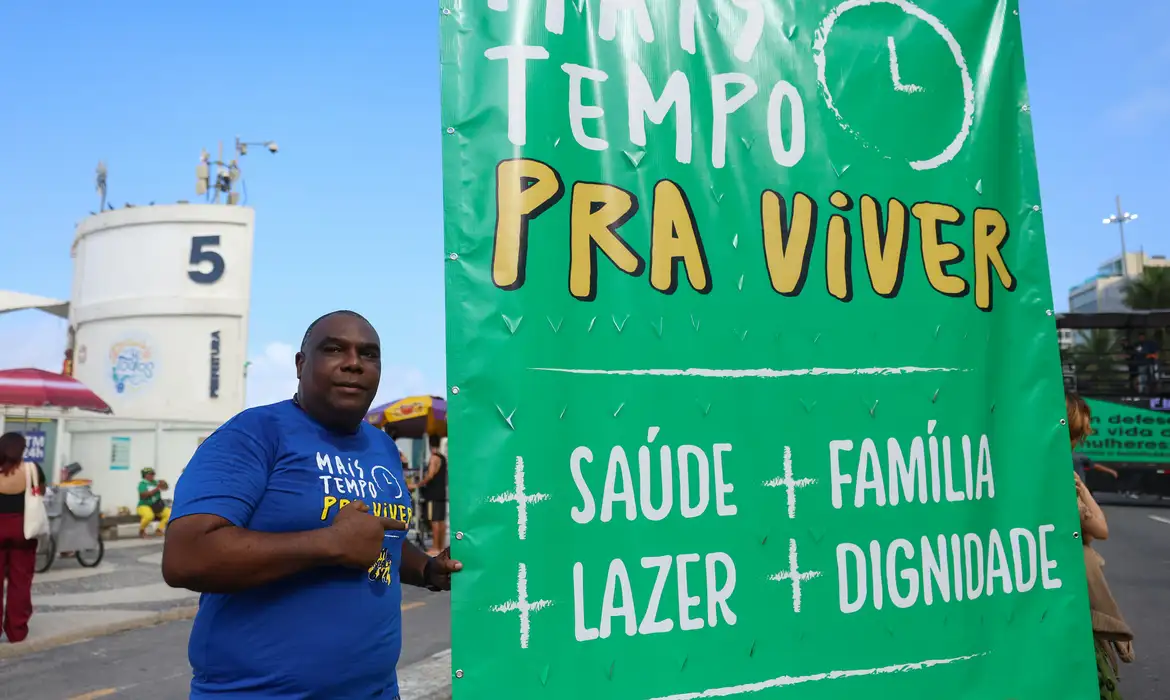 Conquista histórica dos trabalhadores: Senado aprova fim da escala 6x1 5 fim-da-escala-6x1-escala-6-x-1-jornada-de-trabalho-40h-40-h-semanais-fim-da-escala-6x1-fim-da-escala-6-x-1-senado-congresso-parlamentares-alcolumbre-erika-hilton-vat-rick-azevedo-paulo-paim-senadores-deputados-lula-governo-lula-bandeira-governo-lula-trabalhadores-classe-trabalhadora-conquista-historica-classe-trabalhadora