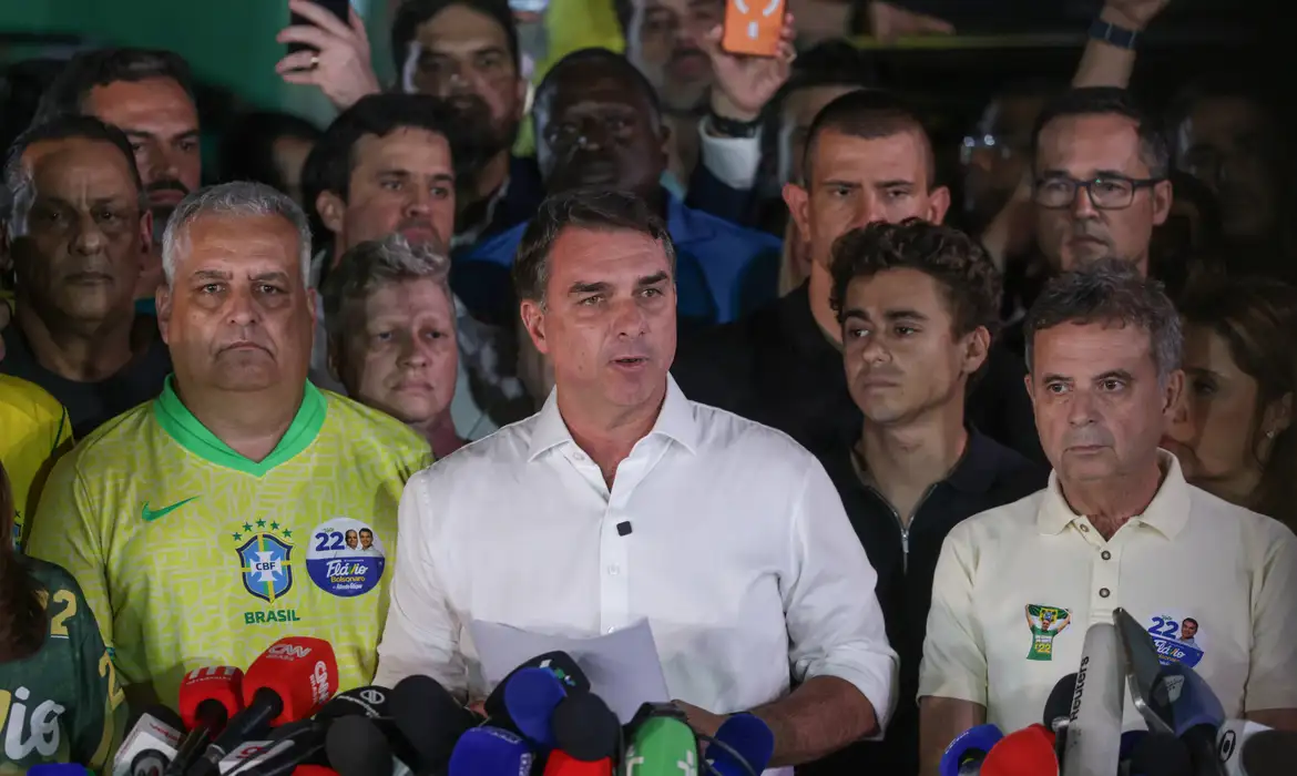 Senador Flávio Bolsonaro (PL-RJ) quebrou a tradição democrática e não reconheceu a derrota, em seu primeiro dicurso após o TSE proclamar a vitória de Lula (Foto: Joédson Alves/Agência Brasil)