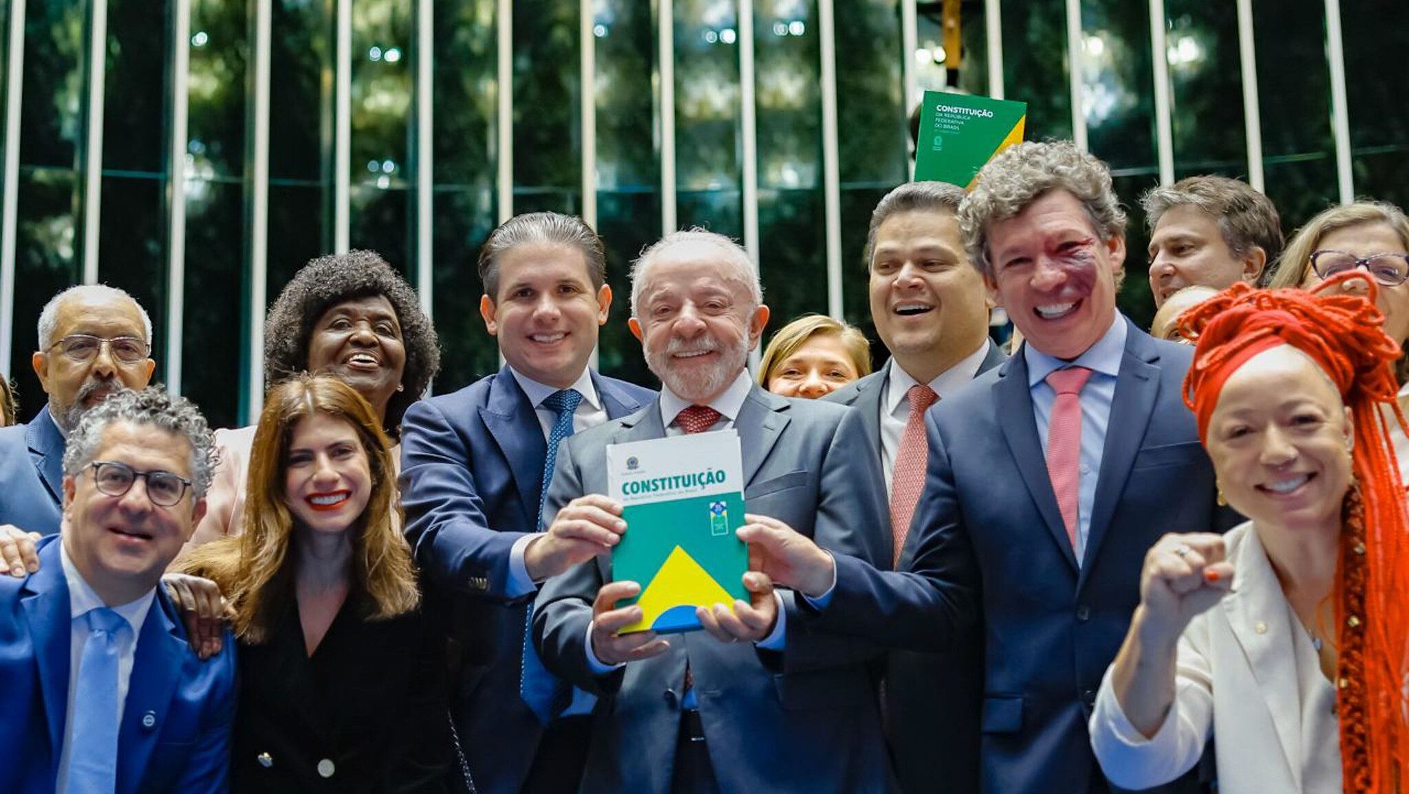 presidente-da-republica-luiz-inacio-lula-da-silva-durante-cerimonia-de-promulgacao-das-propostas-de-emenda-a-constituicao-que-poem-fim-a-escala-de-trabalho-6x1-e-estabelecem-a-aposentadoria-diferenciada-para-agentes-no-plenario-do-senado-federal-brasilia-df-foto-ricardo-stuckert-tvt-news