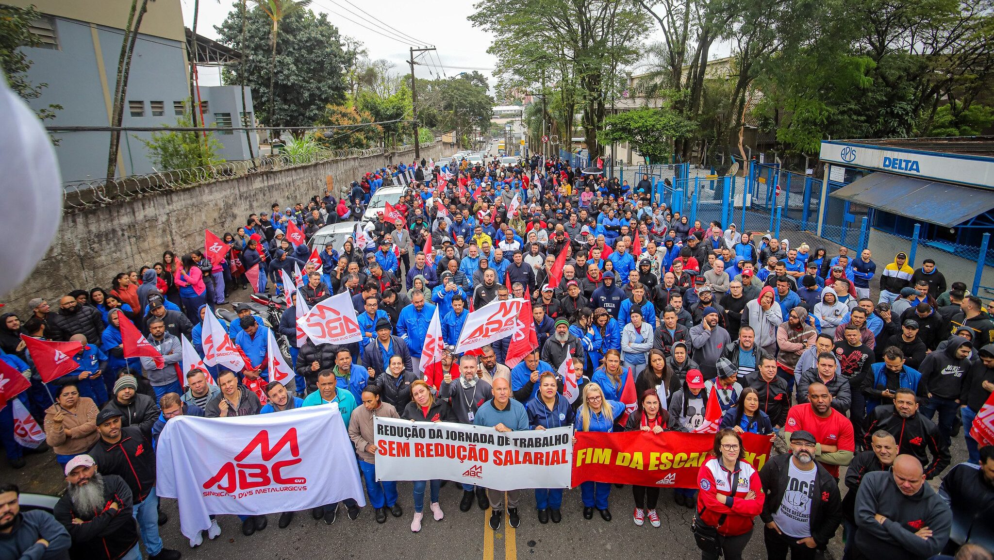 Para metalúrgicos do ABC, fim da escala 6x1 é vitória histórica da classe trabalhadora 4 fim-da-escala-6x1-escala-6-x-1-jornada-de-trabalho-40h-40-h-semanais-fim-da-escala-6x1-fim-da-escala-6-x-1-senado-congresso-parlamentares-alcolumbre-erika-hilton-vat-rick-azevedo-paulo-paim-senadores-deputados-lula-governo-lula-bandeira-governo-lula-trabalhadores-classe-trabalhadora-conquista-historica-classe-trabalhadora-metalurgicos-sindicato-dos-metalurgicos