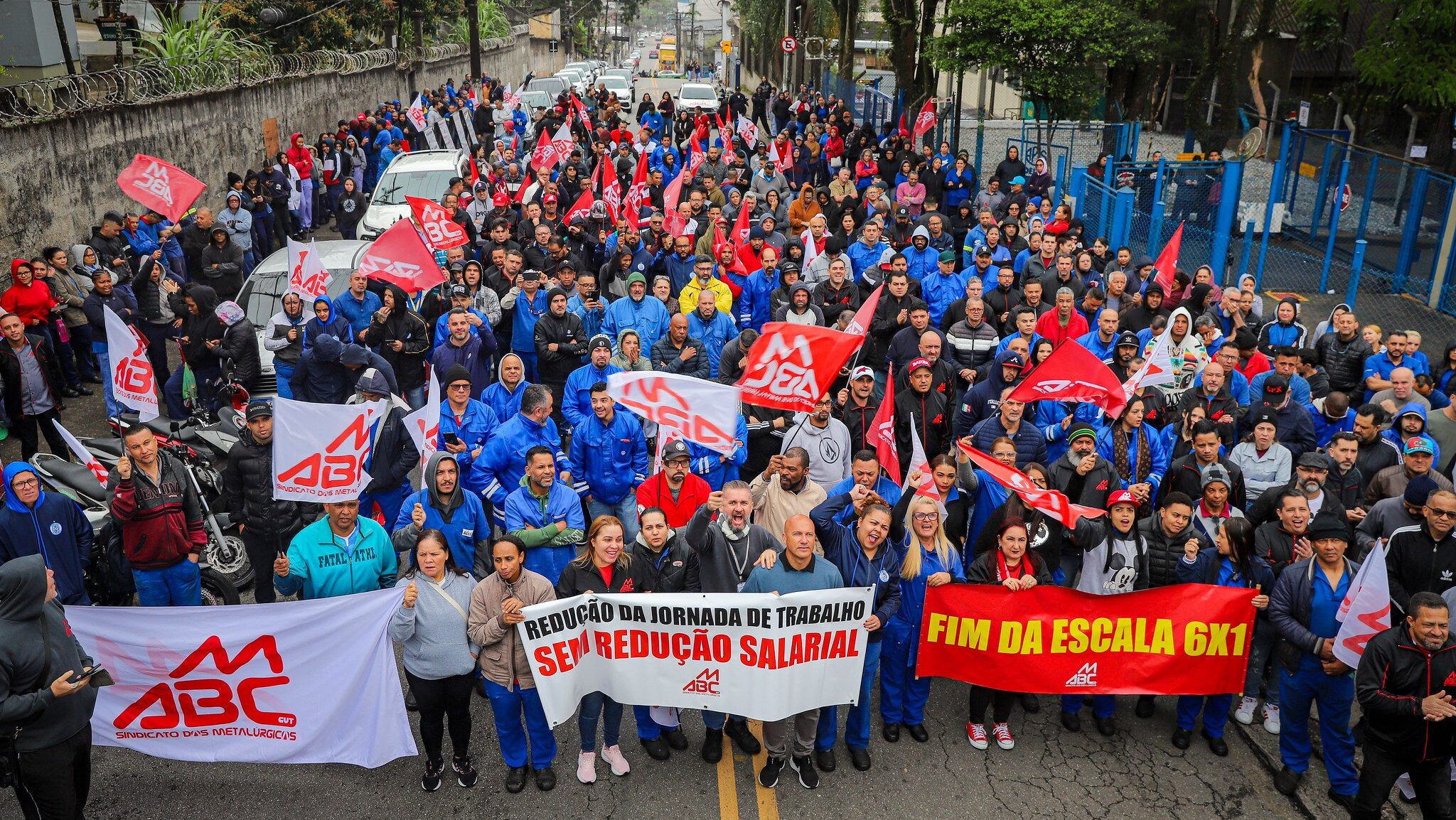 Para metalúrgicos do ABC, fim da escala 6x1 é vitória histórica da classe trabalhadora 3 fim-da-escala-6x1-escala-6-x-1-jornada-de-trabalho-40h-40-h-semanais-fim-da-escala-6x1-fim-da-escala-6-x-1-senado-congresso-parlamentares-alcolumbre-erika-hilton-vat-rick-azevedo-paulo-paim-senadores-deputados-lula-governo-lula-bandeira-governo-lula-trabalhadores-classe-trabalhadora-conquista-historica-classe-trabalhadora-metalurgicos-sindicato-dos-metalurgicos
