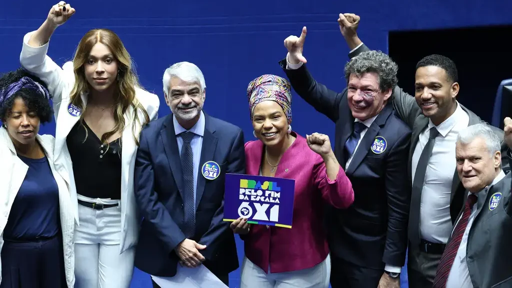 Conquista histórica dos trabalhadores: Senado aprova fim da escala 6x1 4 fim-da-escala-6x1-escala-6-x-1-jornada-de-trabalho-40h-40-h-semanais-fim-da-escala-6x1-fim-da-escala-6-x-1-senado-congresso-parlamentares-alcolumbre-erika-hilton-vat-rick-azevedo-paulo-paim-senadores-deputados-lula-governo-lula-bandeira-governo-lula-trabalhadores-classe-trabalhadora-conquista-historica-classe-trabalhadora
