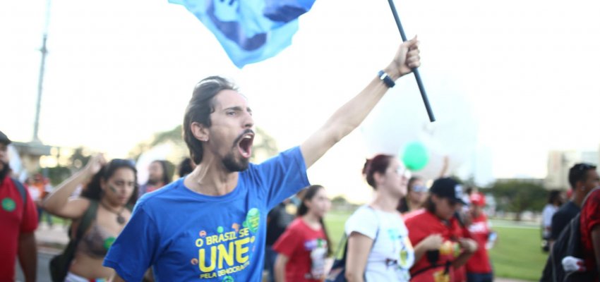 Entenda os motivos das ocupações de escolas e universidades pelo país